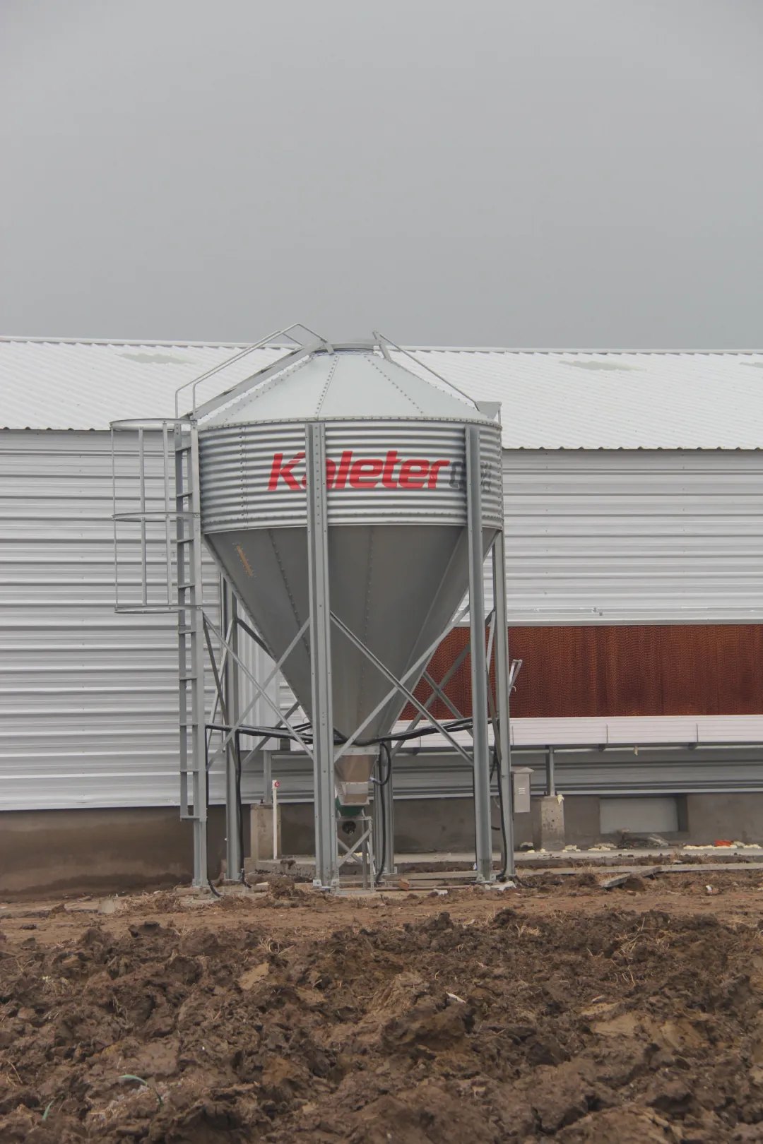 Central feed towers on site