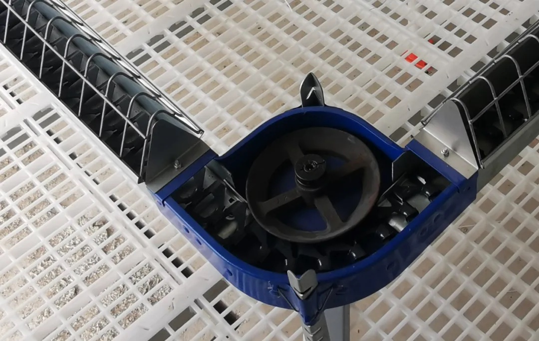 Close-up of the chain feeding line's corner unit and drive chain