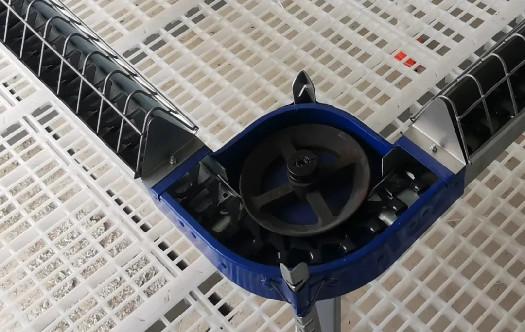 Close-up of the chain feeding line's corner unit and drive chain