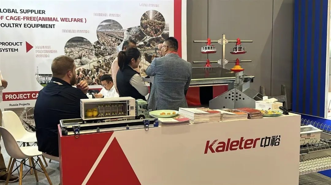 Visitors at the Kaleter stand