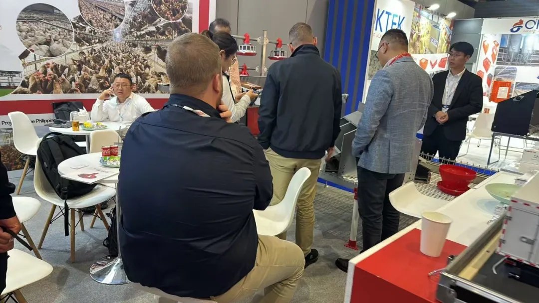 Conversations at the Kaleter booth