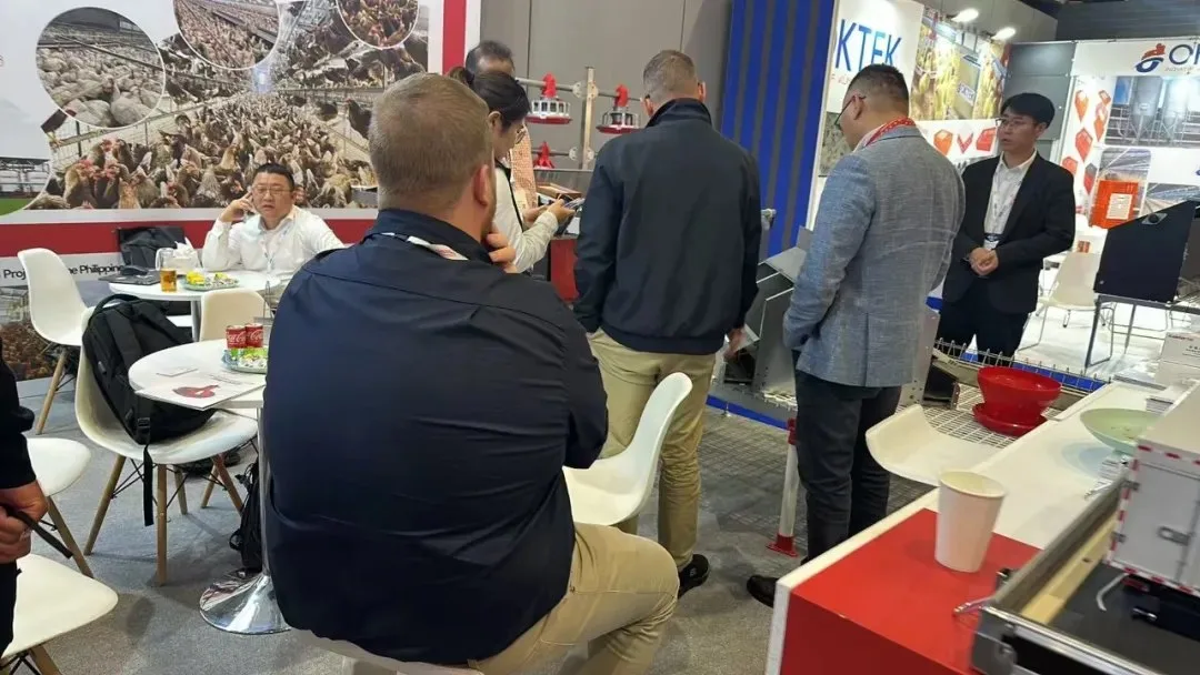 Conversations at the Kaleter booth