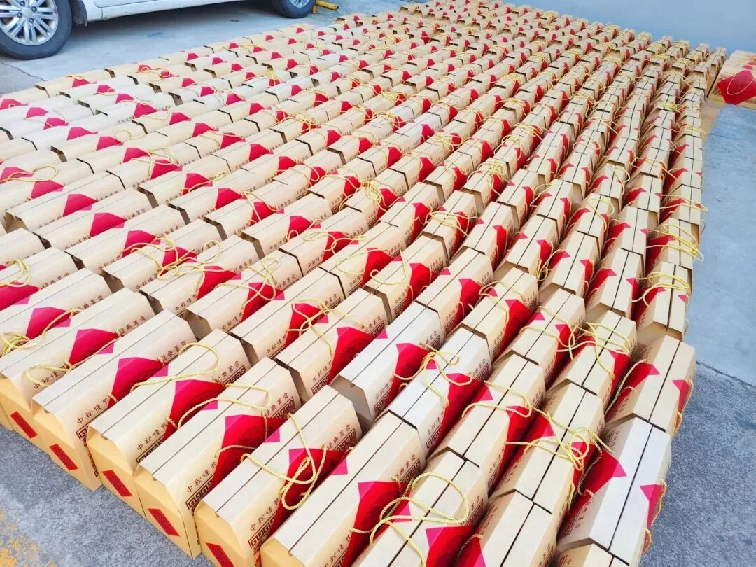Kraft gift boxes with red tassels lined up in rows