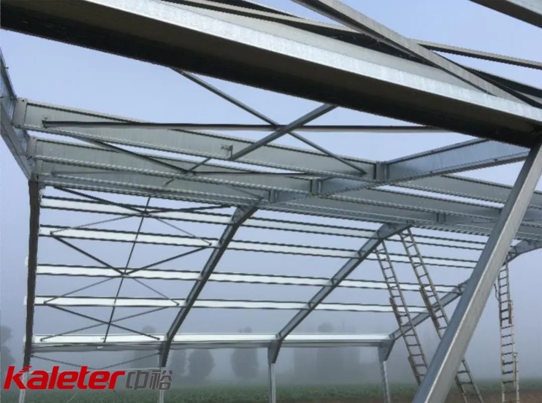 Diagonal cross-bracing under the roof structure