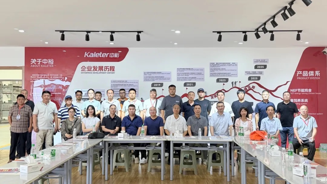 Forum attendees and the Kaleter team at the company's facility
